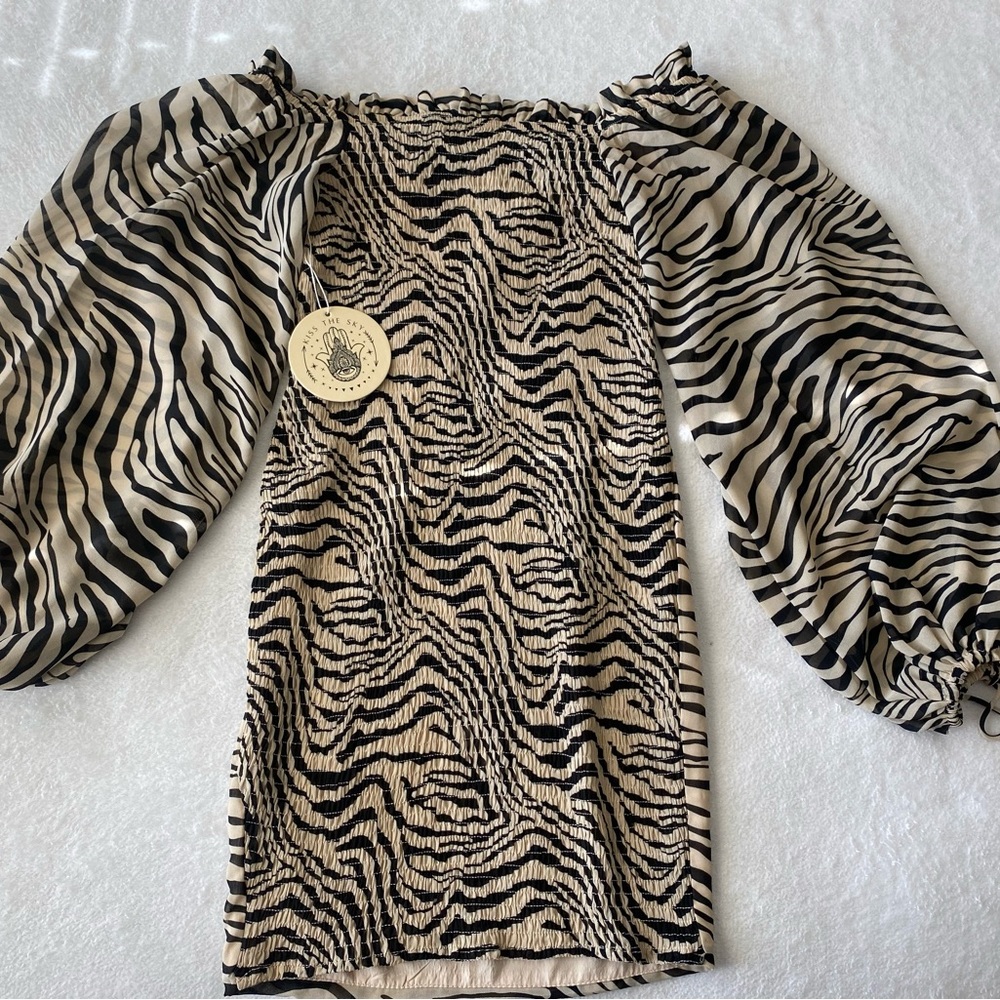 ๐ Kiss the Sky off-the-shoulder mini dress from UO size S animal pattern - Picture 6 of 11